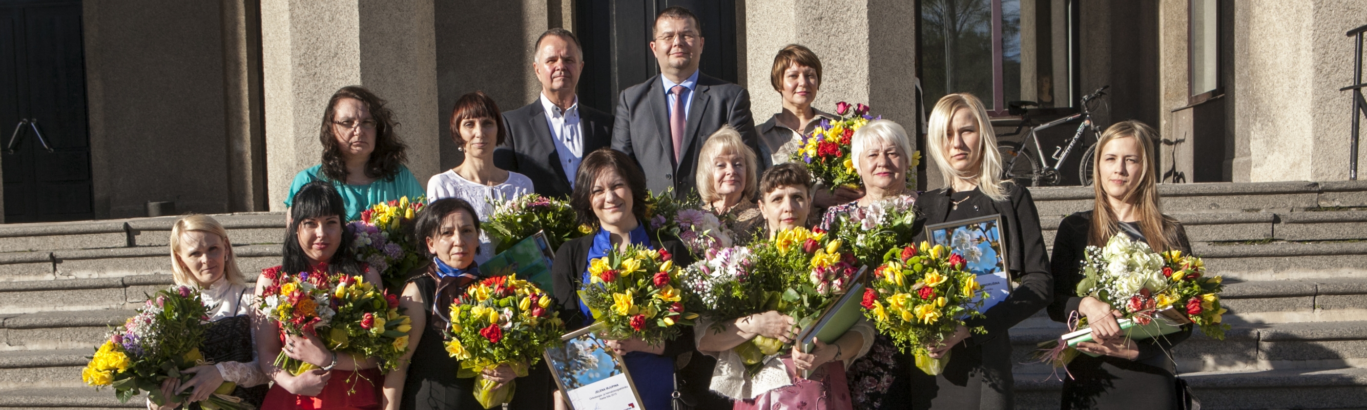 Põhja-Eesti Regionaalhaigla 2015. aasta parimad õed ja hooldajad koos haigla ülemarsti Andrus Remmelgase ja õendusdirektori Aleksei Gaidajenkoga.