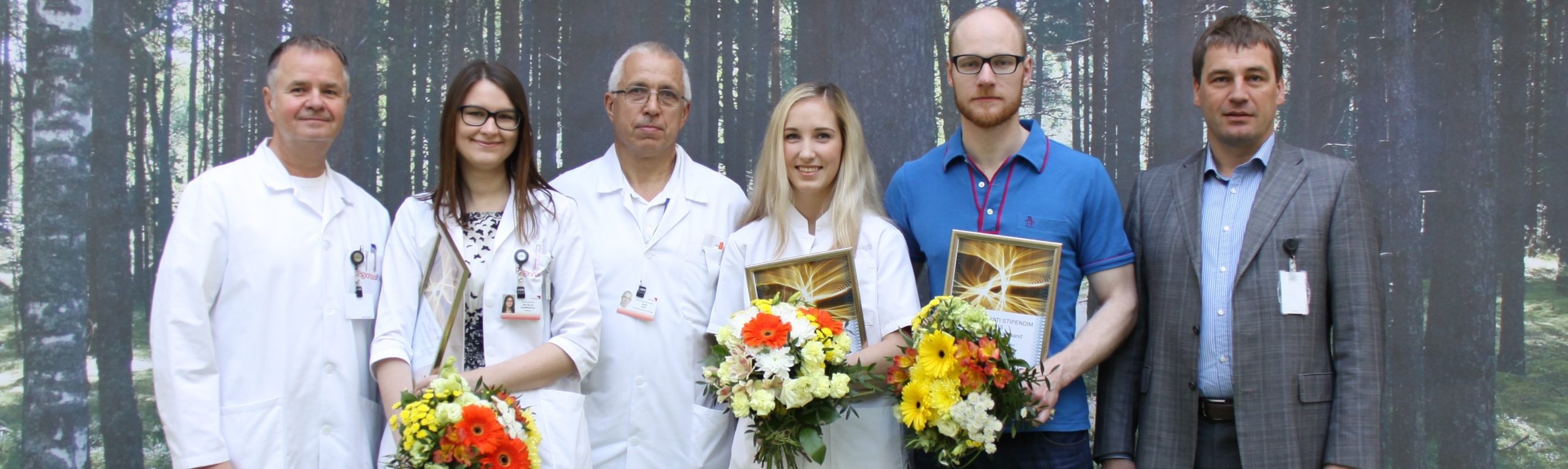 2015. aasta Noore Arsti Stipendiumi saanud noored tohtrid haigla ülemarsti dr Andrus Remmelgase ja juhatuse esimehe Tõnis Allikuga.