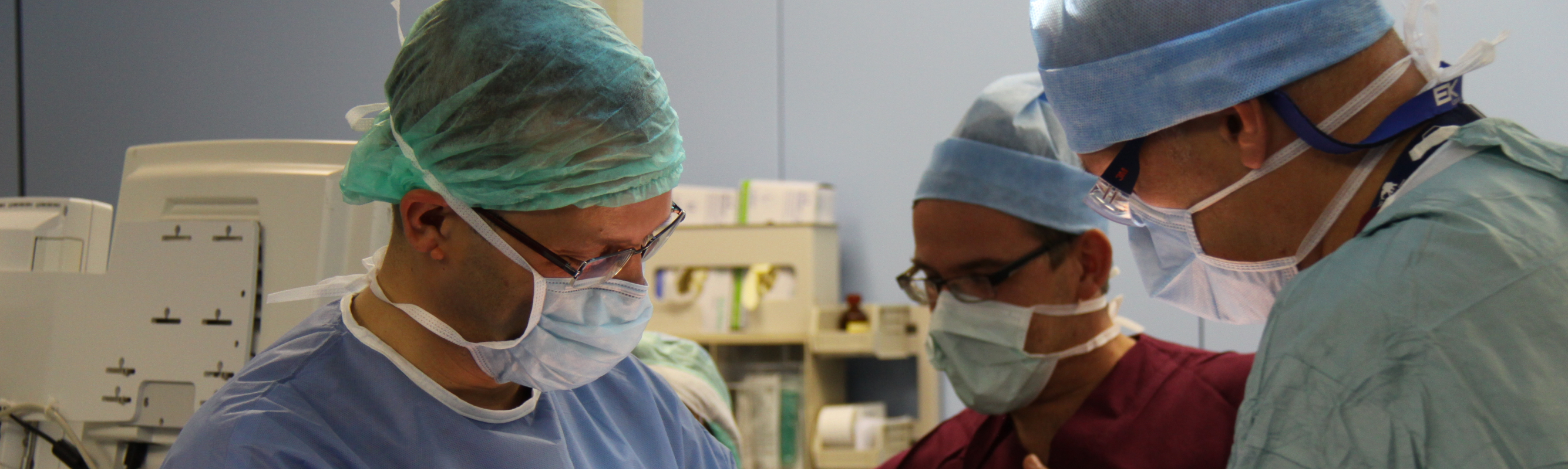 Dr Tiit Suuroja, dr Kristjan Kalling ja dr Jüri Teras operatsioonil