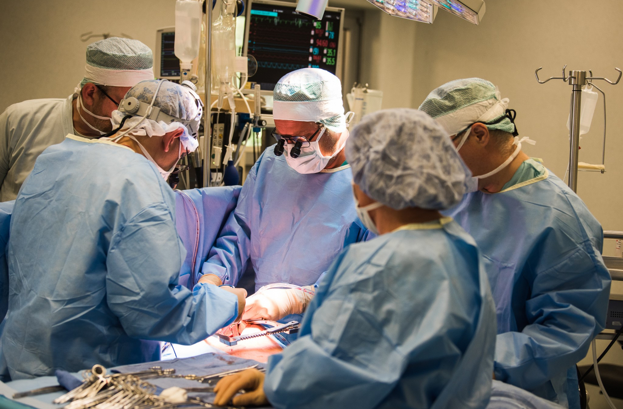 Regionaalhaigla arstid aitasid Riias uuendusliku südameoperatsiooni läbi viia