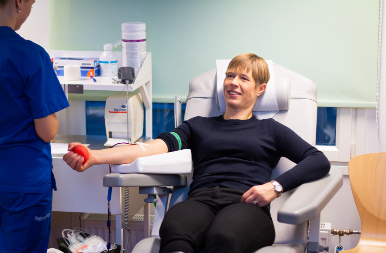 President Kersti Kaljulaid loovutas DoonoriFoorumis verd