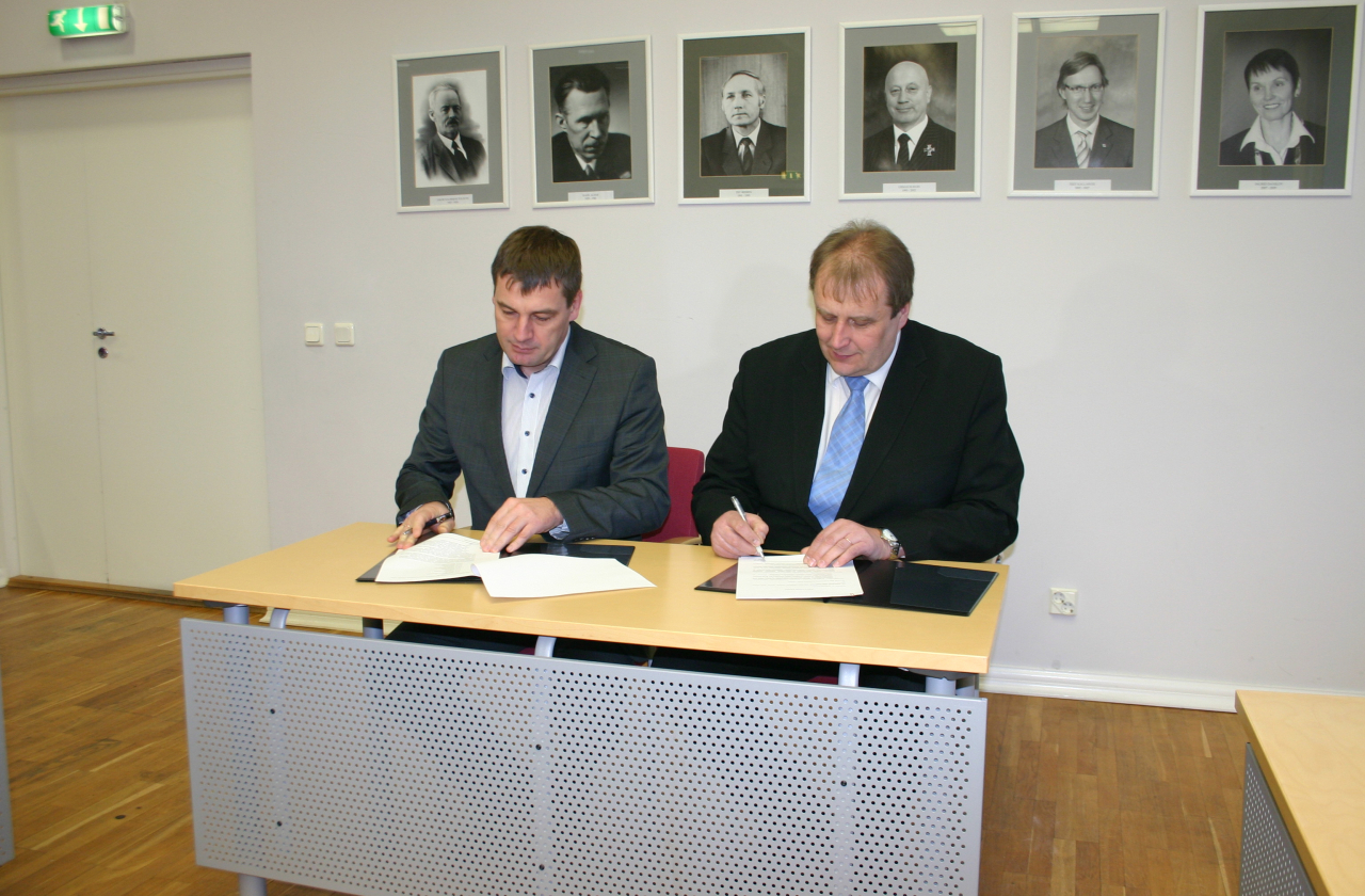 Läänemaa Haigla asutamisdokumentide allkirjastamine
